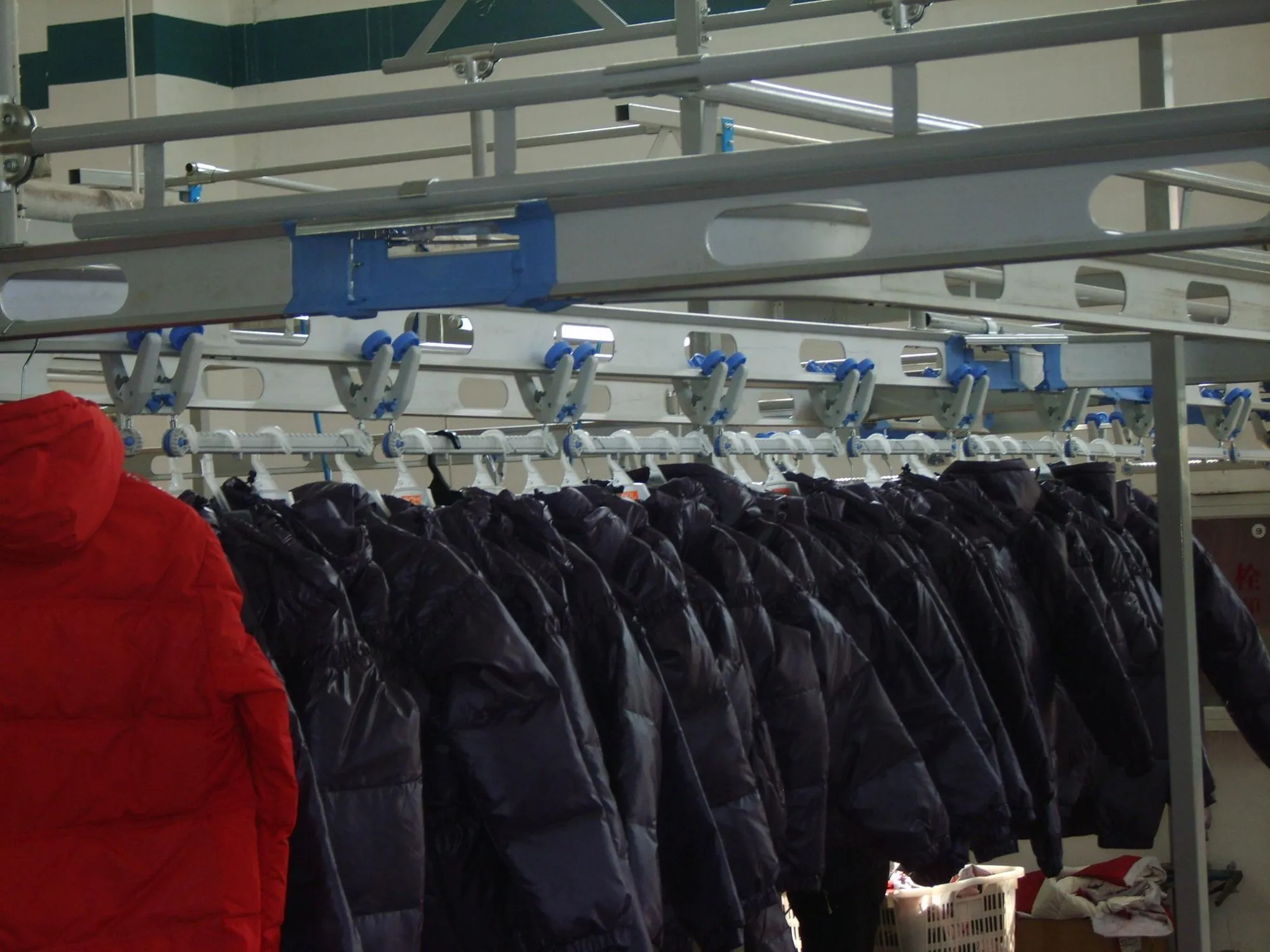 Vestes sur le convoyeur